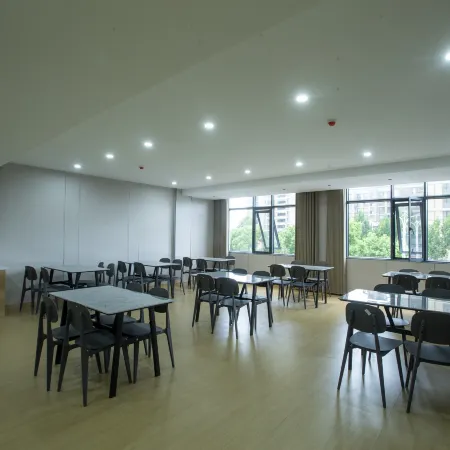 Yujian Hotel (Gushi Xiyalibao Shopping Plaza)