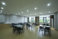 Yujian Hotel (Gushi Xiyalibao Shopping Plaza)