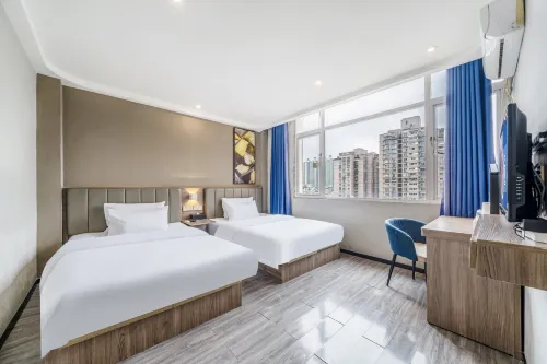 7 Days Premium Hotel (Guiyang Qianlingshan Park Gaicha Road Subway Station Branch) - Mountain view
