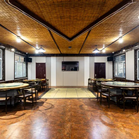 Floral Hotel · Qixi Hotel (Xuegu Scenic Area Branch)