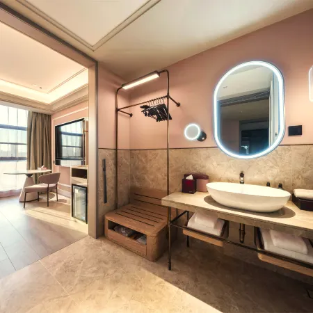 Mercure Hotel Xinyang Baopeng Square