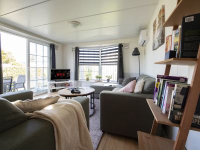 Chic Garden Hideaway ~ Stylish Lounges ~ Parking!