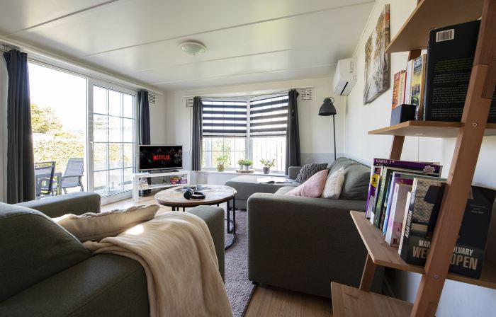 Chic Garden Hideaway ~ Stylish Lounges ~ Parking!