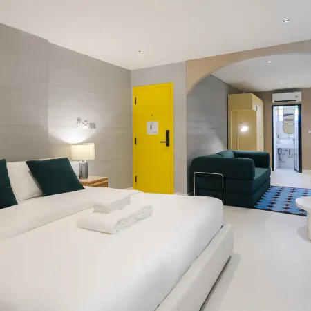 Bembis Hotel (Charoenakorn 10) Отели рядом с достопримечательностью «Пирс Си-Пхрая»