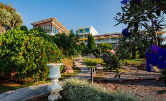 Breeze Hill Hotel