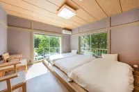 A modern Japanese-style inn with a view of Mt. Omuro｜ An Omuroyama