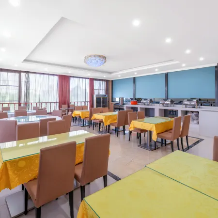 Zhangye Shengjing Hongtu Hotel (Zhangye West Railway Station Dafo Temple)