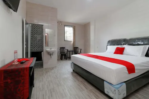 RedDoorz Plus near RS Royal Prima Medan - Pensionat