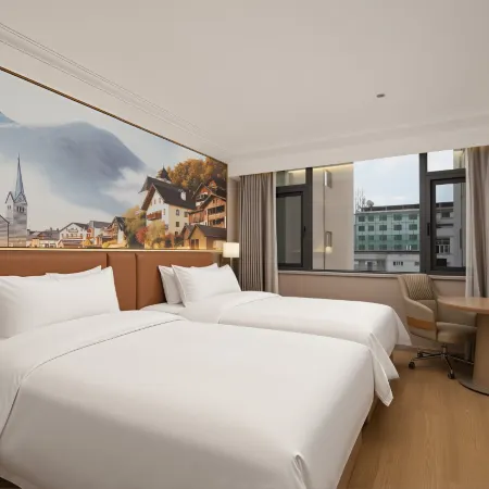 Vienna Hotel (Luquan Zhangjiu River Park Branch)