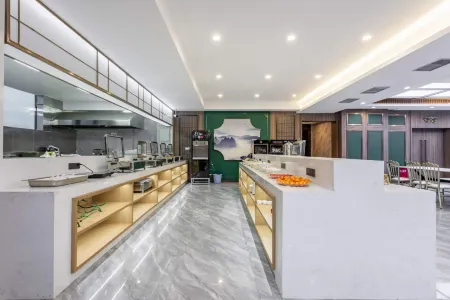 Jinhui International Hotel(Kuitun Railway Station)