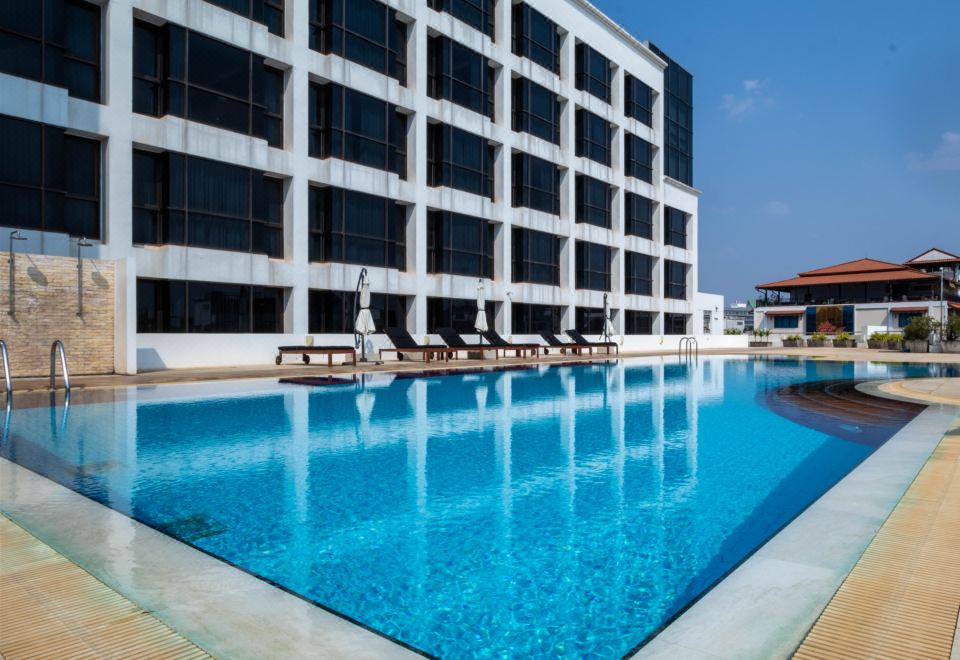 라오 플라자 호텔의 멋진 수영장 전경