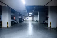 Vienna Hotel (Chongqing Yunyang Binjiang Park City Square Hotel) - parking