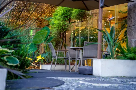 Zhuzhou Resort Hotel (Zunyi Xinpu New District Linda Food Street Store) Отели рядом с достопримечательностью «Bishui Yun Mendun»