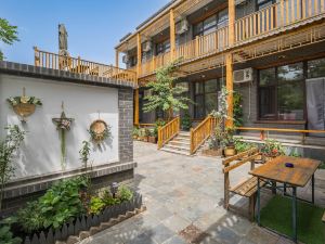 Flower Building Mamahua Mountain Slope Weed Courtyard