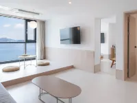 H.Avenue Hotel Geoje Отели рядом с достопримечательностью «Скала Синсондэ»