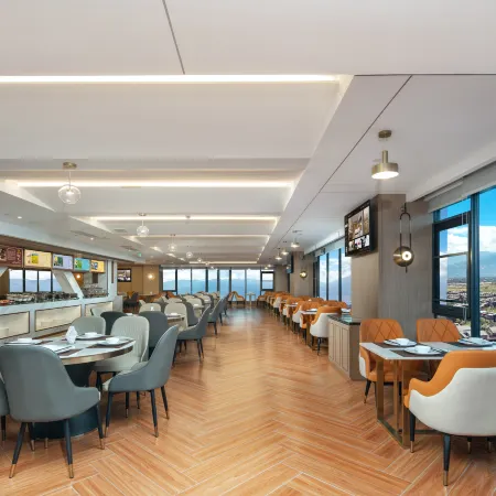 Vienna International Hotel (Xichang Qionghai Wetland Wanda Plaza Store)