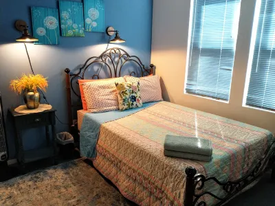 Explore New York from Jackson Heights Hotel di 