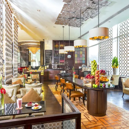 Hilton Bangkok Grande Asoke Отели рядом с достопримечательностью «Станция BTS Асок»