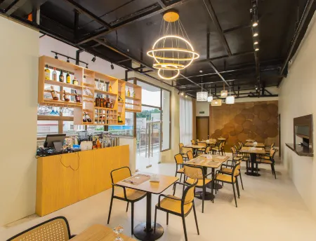 Maxi Hotel and Event Center Отели рядом с достопримечательностью «Cebu Ferries Corporation - AATC Pier»