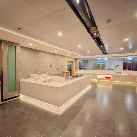 Sun And Moon International  Hotel (Zhenyuan Ancient Town Branch)