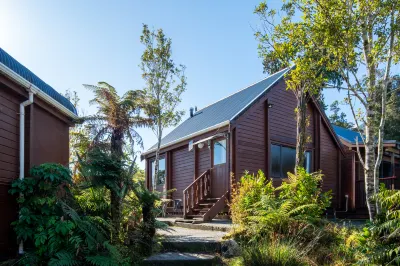 Fox Glacier Lodge Hotel dekat Lake Matheson