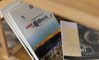 Qianyi Audio-Visual Oxygen Supply Travel Photography Boutique Hotel (Dukezong Ancient City)