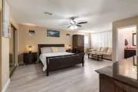 Fun 5 bedroom home by strip, pool, putting green Hotels near Speedway