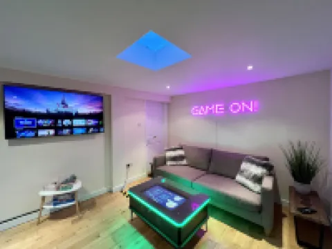 Luxury Family Home in Central Windsor with Large Garden, Games Room & Parking