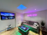 Luxury Family Home in Central Windsor with Large Garden, Games Room & Parking