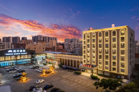 Ruixiang Hotel (Wuchuan New World Plaza Branch) Отели в г. Учуань