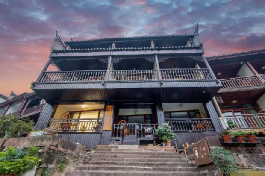 FengHuang Mengqi stilted building river view homestay Отели рядом с достопримечательностью «Temple of the Queen of Heaven»