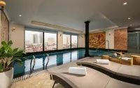 Luxe Paradise Suites Dich Vong Hau - 수영장