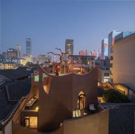 A corner hotel Отели рядом с достопримечательностью «Lushan Temple»