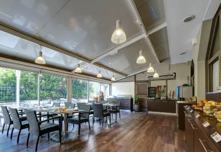 B&B Hotel Montbéliard-Sochaux Отели в г. Гранвилар