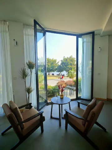 Lakeside Bliss Courtyard