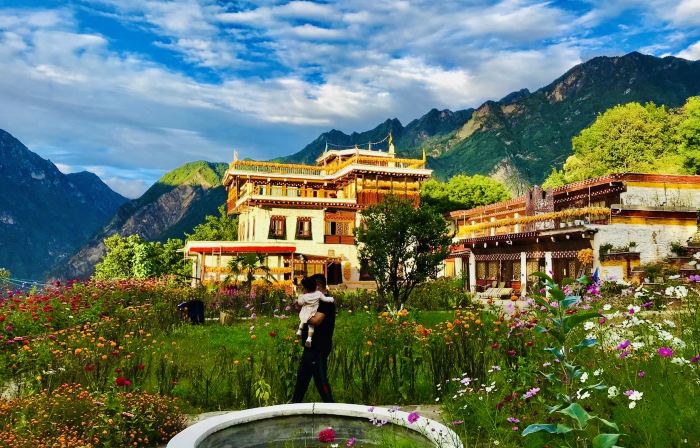 Danba yunshangzangjia Resdrt Hotel