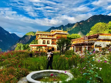 Danba yunshangzangjia Resdrt Hotel Отели в г. Даньба