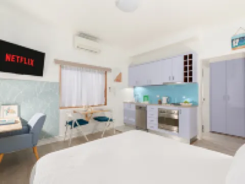 Beach front ocean breeze studio with aircon Hotels in North Bondi