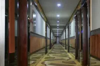 Red Cross Hotel (Tongliao Huolingole Railway Station Huolinhe Night Market Branch) - parking