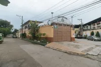 RedDoorz Premium @ Casa LenidaRose