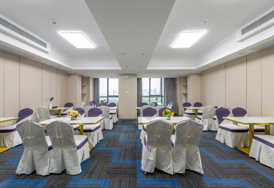 래디슨 레드 호텔의 조식 뷔페가 차려진 레스토랑