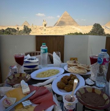 피라미드 앞에서 아침 식사하는 모습