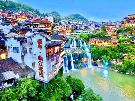 Xiyue·Linjiang Inn Отели рядом с достопримечательностью «Tusi Palace»