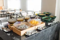 Floral Baihe Left Bank Homestay (Changbai Mountain North Slope Distribution Center Enduli) - 조식 운영