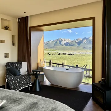 Guoluo Zhuosa Pastoral Snow Mountain Ranch Homestay Hotels near Qinghai Golog Gesa'er Museum