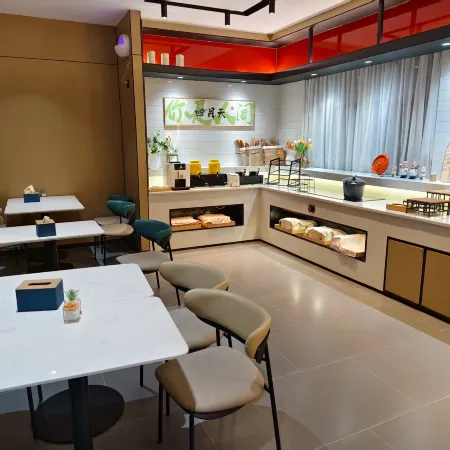 Freedom Hotel (Yichang Binjiang Wanda Tourist Center)