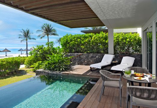 알마 리조트의 넓은 수영장 전경