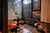 Jinfeng Yiyun Hot Spring Hotel (Xinzhou Ancient City)