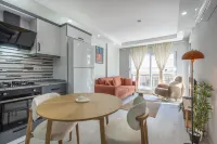 Maxi Homes Bliss Modern 2BR Apartment City Center - Pet Friendly