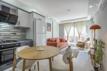 Cozy & Stylish Apartment Near Kaleici City Center Отели рядом с достопримечательностью «Ворота Адриана»